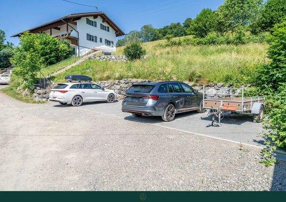 Hausansicht von Osten mit Stellplätzen