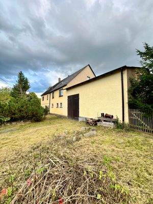 Ansicht Seite Straße mit Zufahrt 