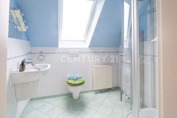 Weiteres Bad mit Dusche im Dachgeschoss
