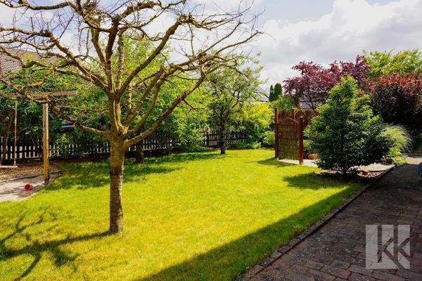 Großzügiger Garten mit gewachsenem Pflanzenbestand