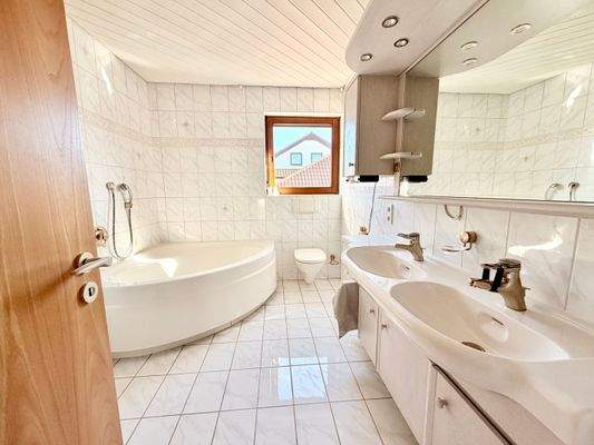 Einladendes Tageslichtbad