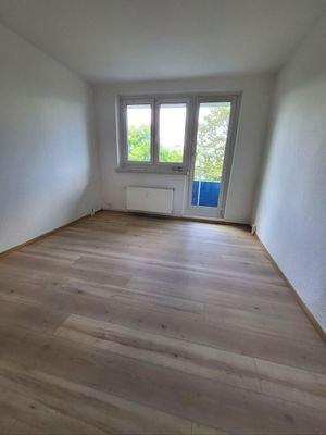 Referenzbild Wohnzimmer mit Balkon