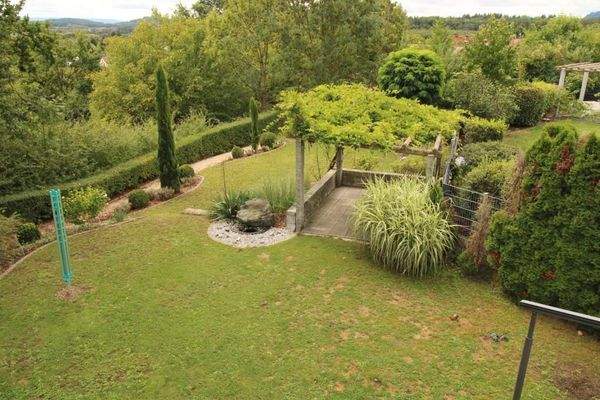 gepflegter mediterraner Garten