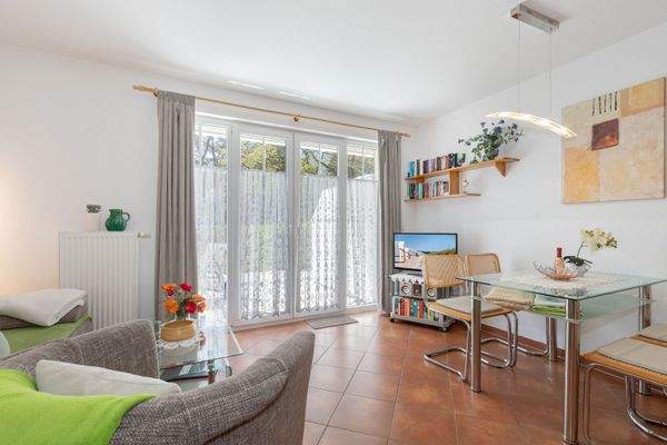 Die bodentiefen Fenster mit Blick ins Grüne 