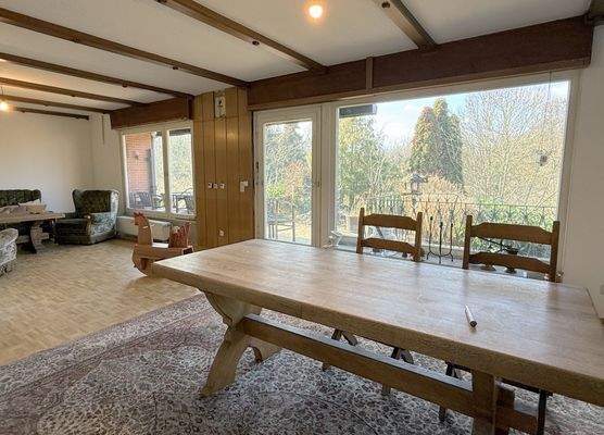 Große Fensterfronten mit Blick ins Grüne