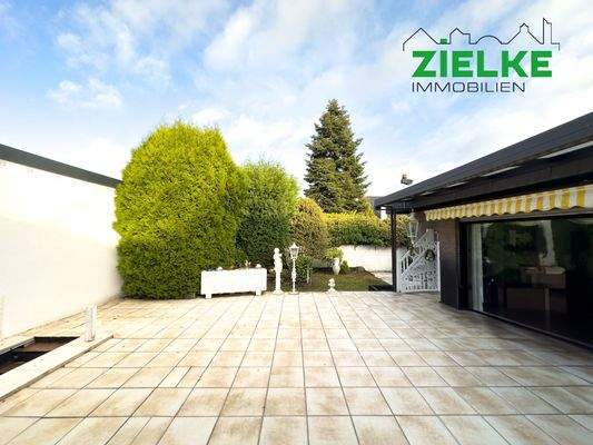 Terrasse mit Blick in den Garten