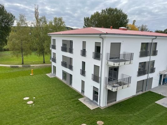 Blick vom Balkon auf gleiches Nachbargebäude