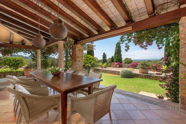 Überdachte Terrasse mit Weitblick