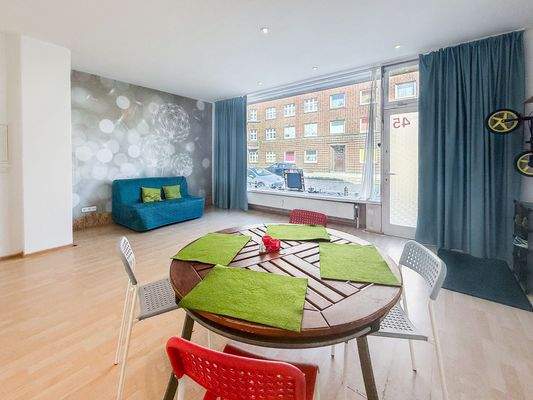 Essbereich mit Blick zum Wohnbereich