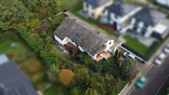 2  Familienhaus in ruhiger Lage, mit attraktivem Garten und unverbaubarem Blick