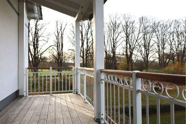 Entspannen mit Aussicht – großzügiger Balkon mit Blick ins Grüne