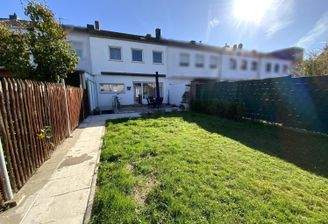 Hausansicht mit Garten