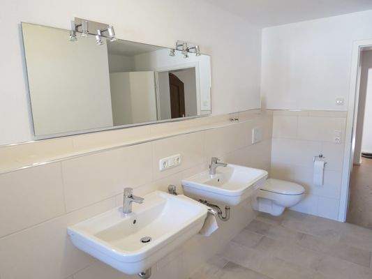 großes Bad mit Wanne