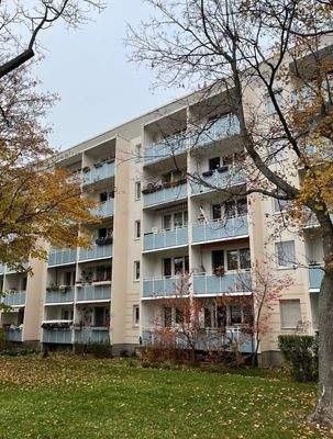 Hausansicht mit Balkon