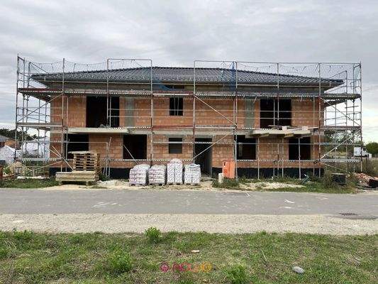 Vorderansicht auf den Hauseingang (Baufortschritt 25.09.2025)