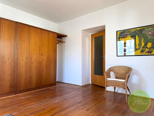 Praktischer Kleiderschrank mit Charme!