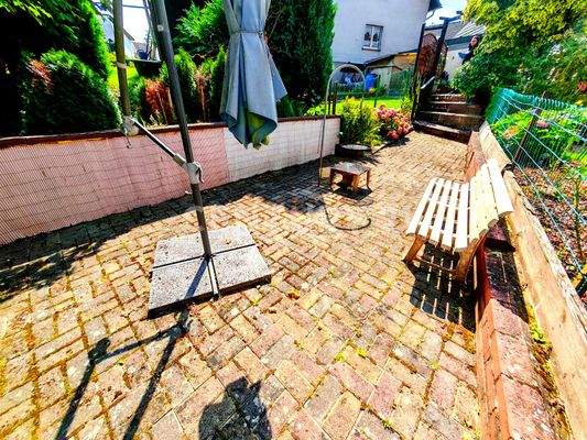 großzügige Terrasse hinterm Haus