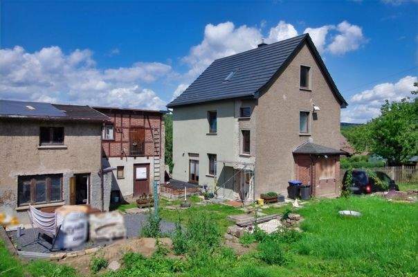 Blick auf das Einfamilienhaus, Hof und Nebengebäude
