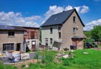 Blick auf das Einfamilienhaus, Hof und Nebengebäude