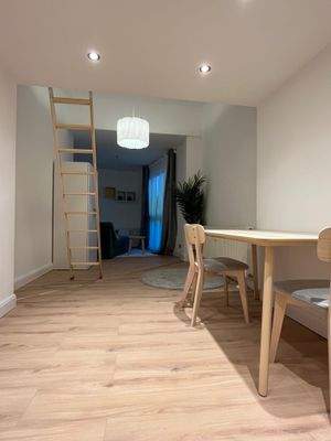 Leiter zur oberen Etage, Apartment, Fensterfront