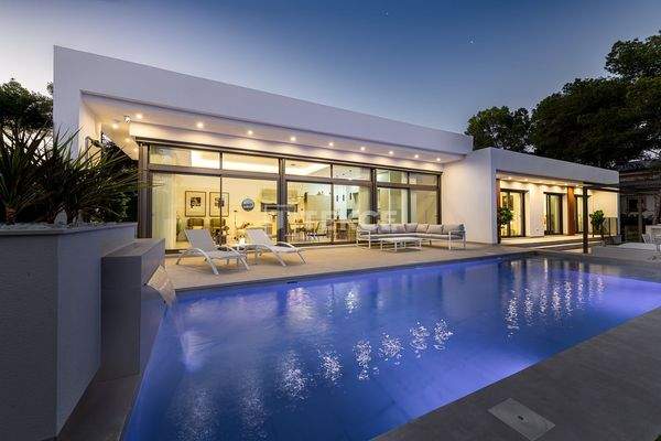 Detached Villas with Private Pools in Pinar de Campoverde Spain