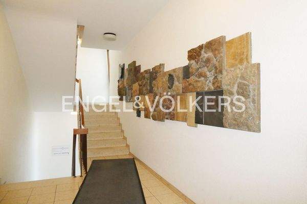 Treppenhaus  Erdgeschoss mit Abgang zur Physiopraxis und Aufgang zu OG und DG