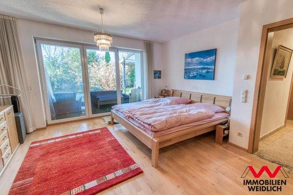 Schlafzimmer mit Terrasse im Untergeschoss