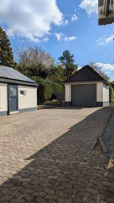 Innenhof mit Stellplätzen 2