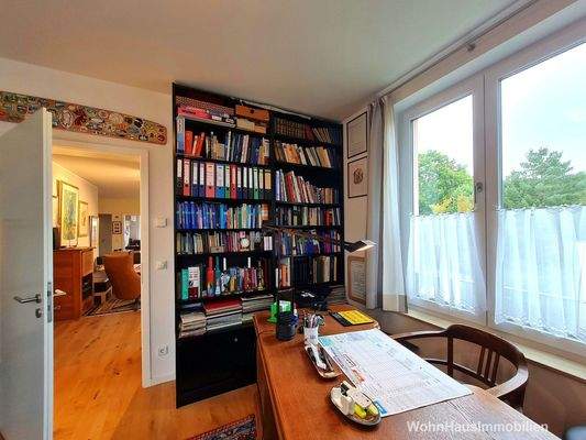 Arbeitszimmer mit Blick in das Wohnzimmer
