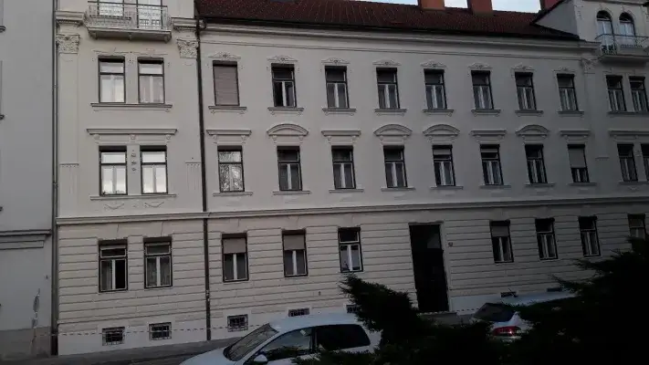 Straßenfassade.jpg