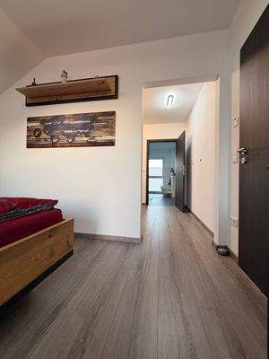 Sicht vom Schlafzimmer über Ankleidezimmer bis zum Masterbad