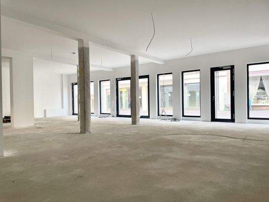 Gewerbeeinheit vorne