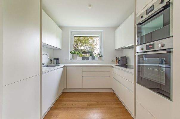 Hochwertige Küche mit Aussicht