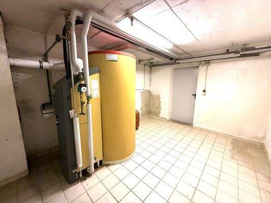 Technikraum mit Öl-Zentralheizung