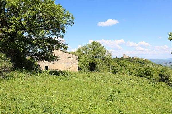 Restaurierungsbedürftiges Bauernhaus mit Nebengebäude in einmaliger Lage