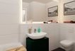 Komfortables Badezimmer mit Badewanne