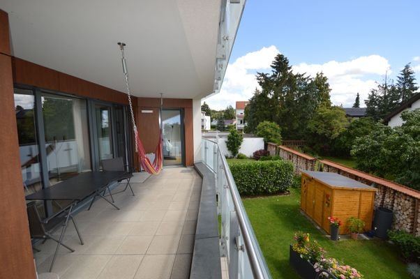 Überdachter Balkon mit Blick ins Grüne