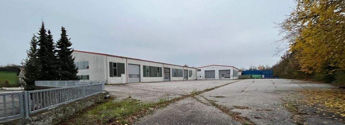 Gewerbehallen-Komplex von außen, mit Außenfläche