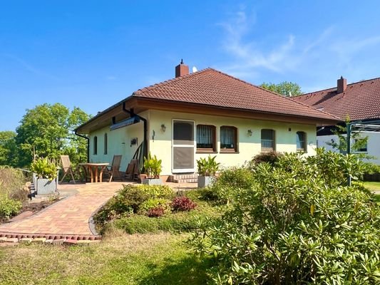 Blick vom Garten auf die Terrasse