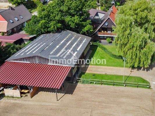 Ansicht Halle und Ferienhäuser 