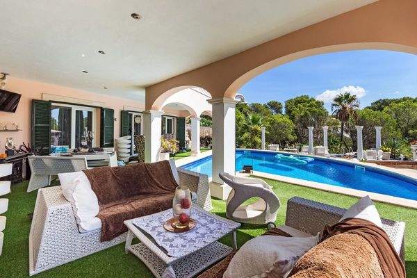 Überdachte Terrasse mit Loungebereich