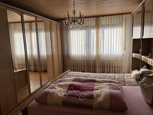 großes Schlafzimmer im OG
