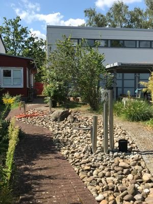 Blick vom Garten zum Gästehaus