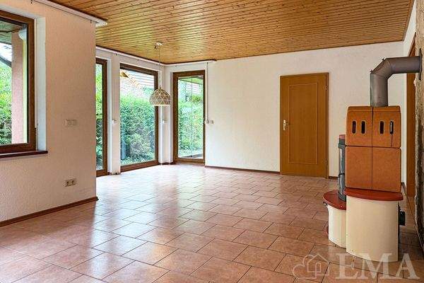 Wohn- und Esszimmer mit Zugang zum Freisitz