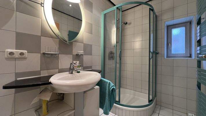 Badezimmer mit Dusche