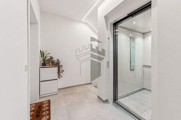 Eingangsbereich mit Fahrstuhl