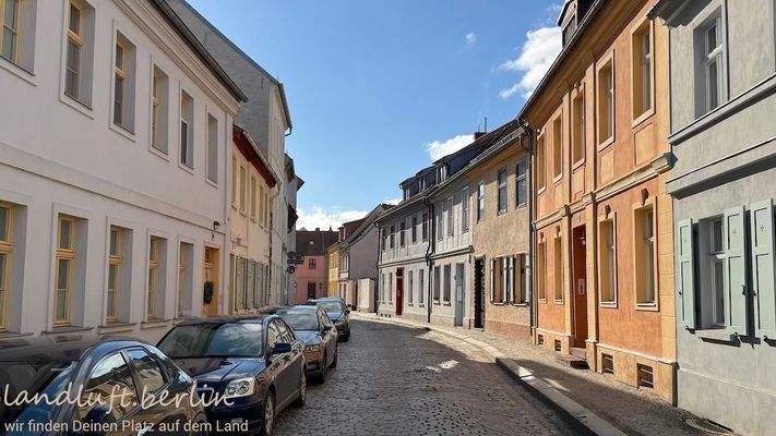 Die gepflasterte Anwohnerstraße - links das Wohnha