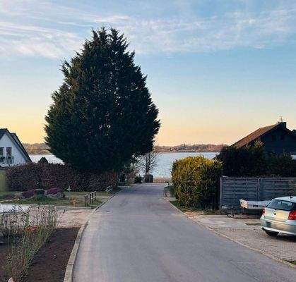 Straße mit Seeblick