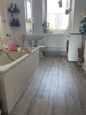 Ansicht Badezimmer mit Badewanne