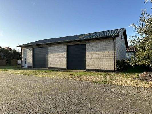 Fahrzeug- & Lagerhalle